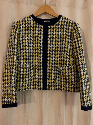 Kort kavaj från Miu Miu - Kort kavaj från Miu Miu i klassisk retrostil. Slutar strax under midjan. Välbevarad. Storlek it44, motsvarar storlek 38.