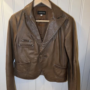Vintage skinnjacka  - Vintage skinnjacka i brunt. Storlek xs.  Bra skick.  Kund står för frakt. 