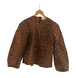Blus från GANNI - Leopardmönstrad blus från GANNI. Storlek S/38. Använd några gånger. 