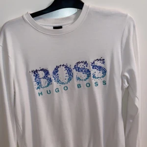Hugo boss tröja - Säljer för att den är för liten för mig, inte använd så många gånger ser ut som helt ny 