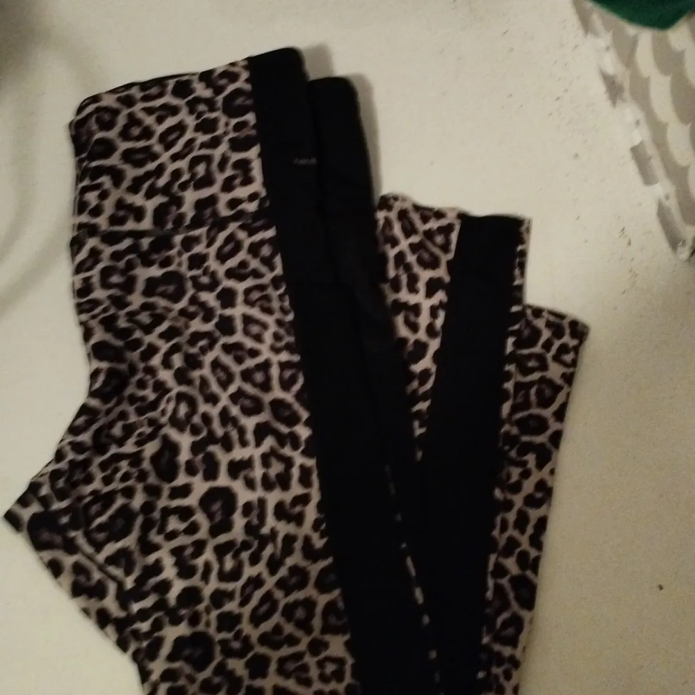 Träningstights i storlek M Köpta på Hunkemöller Har fickor på båda sidor av benen . Farkut & Housut.