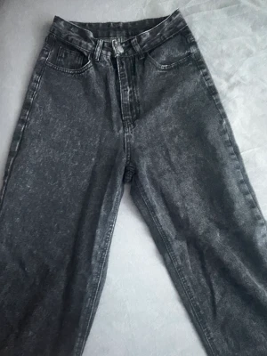 Svarta jeans  - Säljer dessa svarta jeans högmidjade. Säljer för att dom är för långa skulle kunna passa folk 167 och uppåt. Köpta för 119kr 