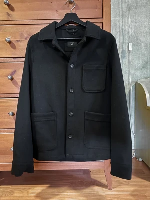 Superdry Wool Overshirt - Superdry Utility Wool Overshirt  Överskjorta i ull.  Köpt hösten 2021. Mycket bra skick.  Size S, regular fit.  Axelbredd: 44 cm Bröstvidd: 52 cm Längd: 68,5 cm  Spana gärna in mina andra annonser också!  DM vid frågor.