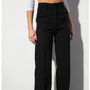 Svarta kostymbyxor  - Svarta kostymbyxor från madlady. Storlek 36, längd regular. Se mått på min tidigare annans! Bra skick, inga defekter. Skriv privat vid intresse💕