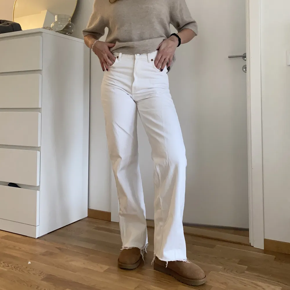 Oanvända vita jeans från Zara! Perfekt i passform och i längd! Jag är 170cm! . Jeans & Byxor.