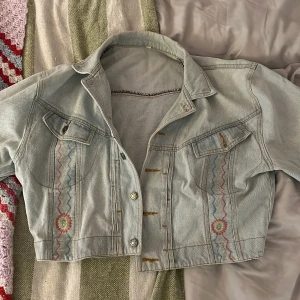 Fin jeansjacka - Fin jeansjacka i bra skick, storlek 40 och kortare modell