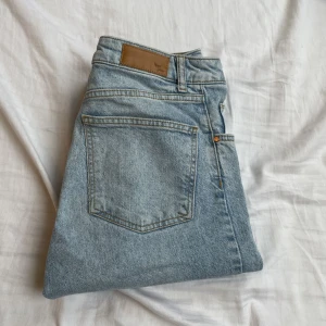 Jeans - Never denim- står stl 26 Perfect jeans, Gina tricot- stl 34  Nly jeans- stl 32 100 kr styck 