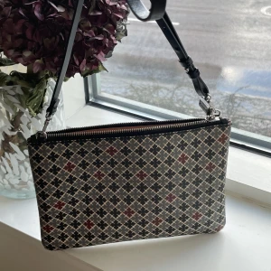 Malene Birger Väska - En limited edition väska från Malene Birger, fick för 3/4år sedan, tröttnat på den nu. Lite fläckar då den är väll använd men inget som är synligt utåt.  Nypris 799:-  Finns ingen sån kvar. 