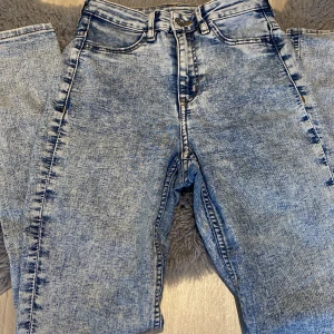 Jeans  - Ljusblåa jeans, nära kroppen men stretchiga i materialet. 