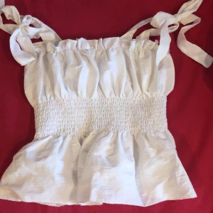 Vitt linne - Ett jättefint vitt linne i storlek S. Säljer de då det inte sitter bra vid mina bröst. Men är hur fin som helst på andra. Pris kan diskuteras! :) 