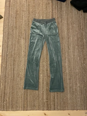 Juicy Couture byxor - Juicy Courtour byxor i färgen Chinois Green. Använda 2 gånger så är som nya.