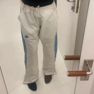 Adidas track pants - Vintage adidas track pants i nyskick. Storlek L men kan dra in så det passar alla.