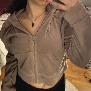  Croppad zip-up hoodie - Mörk beige Croppad zip-up hoodie från Weekday<3 väldigt likt Juicy Couture då den även är i sammet