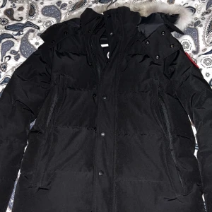 Canada Goose Wyndham Fur - Säljer denna Canada Goose Wyndham med Päls, i storlek M. Sparsamt använd, felfri luktfri fläckfri. Päls medkommer som på bild. Kvitto kan lösas vid intresse! Pris är diskuterbart! 