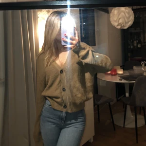 Kofta - Kofta/cardigan från Lager 157 i storlek M. Betala endast frakten så får du tröjan gratis. Kommer ej till användning så den som endast vill betala frakt ger jag den till🥰