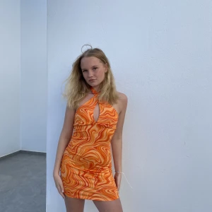 Somrig klänning - Jättefin orange tajt klänning, skönt material! Från H&m, storlek 36