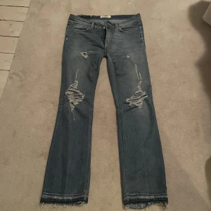Acne jeans - Intressekolla på mina sjukt unika och snygga jeans från acne! Nypris 2100kr, men säljer för 750kr mena vid snabb affär kan jag tänka mig att sänka priset!!väl använda men mycket kvar och ge!!😍har även mha snöre gjort de justeringsbara i midjan!❤️