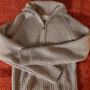 Stickad tröja - En ljusgrön stickad tröja från H&M med dragkedja. I fint skick 💚