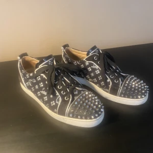 Christian Louboutin Size:44,5 - Tja! Säljer ett par Loubs av sällsynt modell. 🖤 Size: 44,5 Cond:7/10 BIN:2800 BID:2500