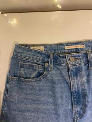 Blåa Levis ”70s high slim straight” jeans i bra skick. Storlek w29 l30 / stl M 🧡