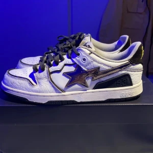 A Bathing Ape Bape SK8 Sta White Silver - Säljer min gammla par A Bathing Ape Bape SK8 Sta White Silver i hyfsat bra skick  Nypris ligger på cirka 5k på stockx Storlek 42 Tar även emot byten, Hämtas i Karlskoga men kan även postas