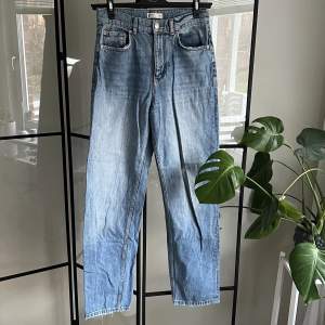 Ljusblå straight jeans i ljusblå från Gina Tricot i storlek 36. Jeansen är använda men i bra skick