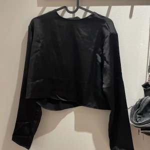 Festtopp i satin - Super fin fest topp i satin från hm. Passar perfekt till både kostymbyxor och jeans! Väldigt tunn och skön💕💕