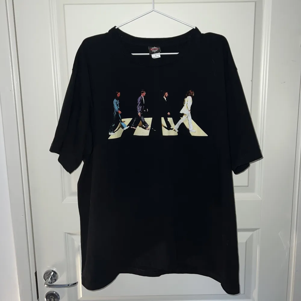 T shirt med ”the beatles” tryck på bröstet, köpt från vintage butik men jag har endast provat den.. T-shirts.