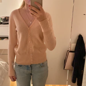 Kofta - Säljer denna jätte gulliga cashmere koftan från marks & Spencer super fint skick och knappt andvänd det är även 100% cashmere skriv privat för fler bilder💗❤️