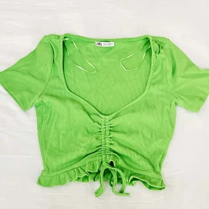 Zaratopp - Så fin topp från Zara som är perfekt till sommaren. Kommer tyvärr it till användning💞Säljer likadana i rosa och svart!