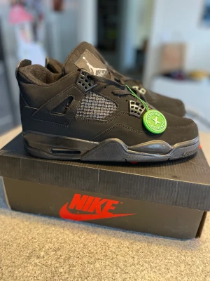 Air Jordan 4 Black Cats AA - Air Jordan 4 Black Cats i AA kvalite  Storlek 44