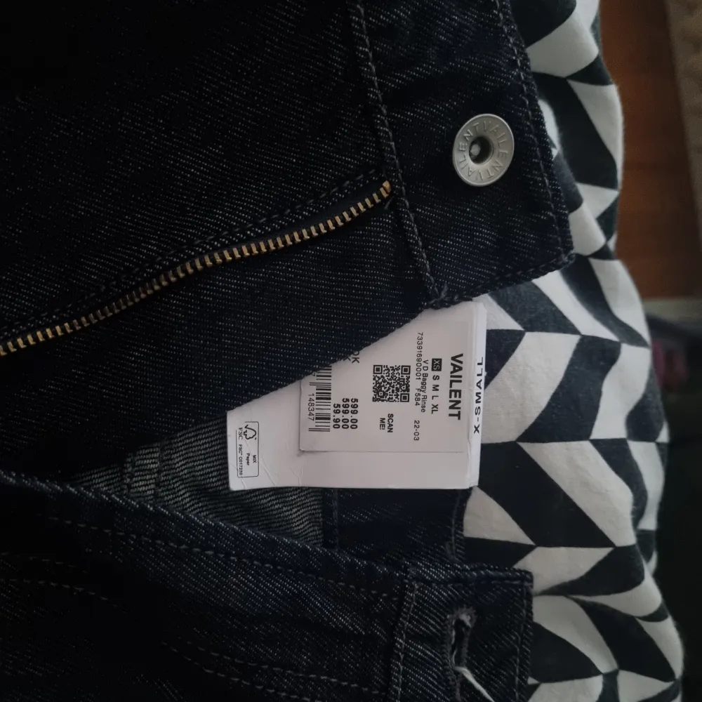 Jeans i nyskick (endast provade)! De är väldigt baggy men smalare kring midjan! Är 167 för referens :) Nypris 599kr!  Skriv ifall du har frågor <3 . Jeans & Byxor.