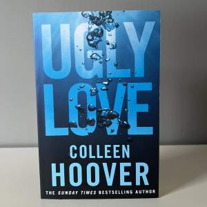 Ugly Love av Colleen Hoover. Boken är läst en gång men är ändå i bra skick. Den enda defekten som finns syns på andra bilden på bokens ”ryggrad”. Nypris är 120kr och jag säljer den för bara 60kr! Använd gärna ”köp nu” om du vill köpa boken!