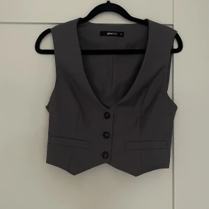 Kostymväst - Croppad kostymväst från Ginatricot! St:Xs använd en gång. Bud : 220kr 