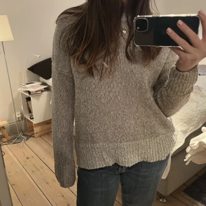 Stickad tröja - Så fin ljusgrå stickad tröja i storlek S💕