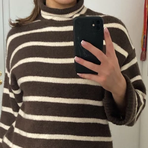 Randig stickad tröja  - Säljer denna brun-beigea randiga stickade tröjan då jag inte använt den mer än 1 gång sen jag köpte den.  Frakt: 69kr