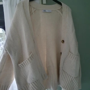 Stickad kofta - Stickad benvit kofta från Zara  Bra skick!