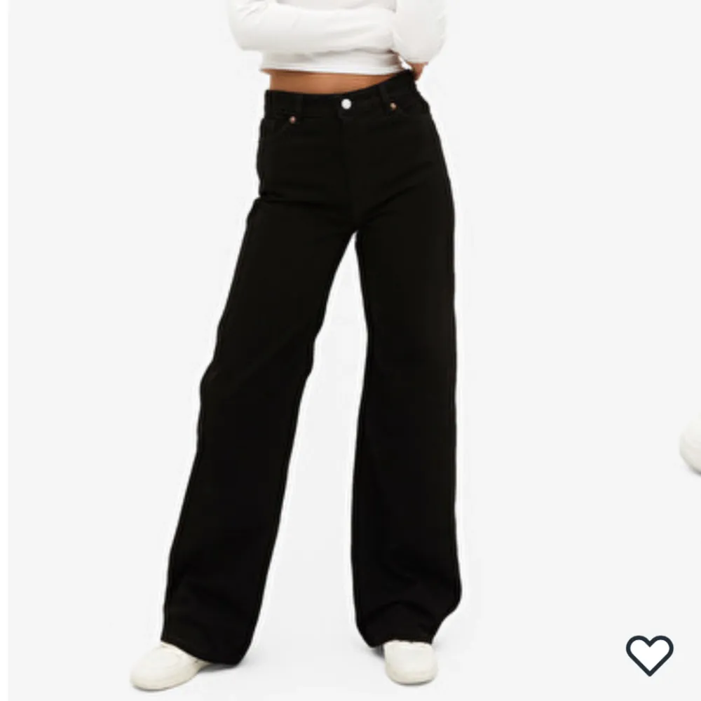 Jag säljer dessa svarta jeans från Monki, de är i väldigt bra skick då de endast är använda ett fåtal gånger🤍 Inte min bild! . Jeans & Byxor.