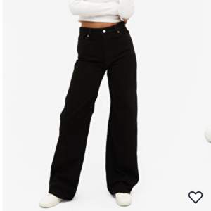 Jag säljer dessa svarta jeans från Monki, de är i väldigt bra skick då de endast är använda ett fåtal gånger🤍 Inte min bild! 