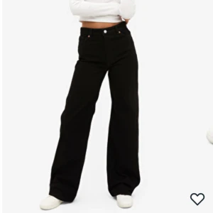 Jeans - Jag säljer dessa svarta jeans från Monki, de är i väldigt bra skick då de endast är använda ett fåtal gånger🤍 Inte min bild! 