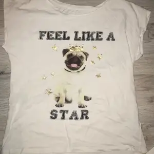 Söt t-shirt med hundmotiv, riktigt rolig  (Tar bara upphämtning) Hör gärna av dig vid frågor eller köp Mvh Frog :)  