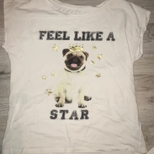  T-shirt med hund motiv - Söt t-shirt med hundmotiv, riktigt rolig  (Tar bara upphämtning) Hör gärna av dig vid frågor eller köp Mvh Frog :)  