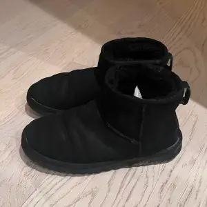 Svarta låga Uggs i Storlek. 38! Lite smutsiga men går lätt att göra rent/mycket finare!