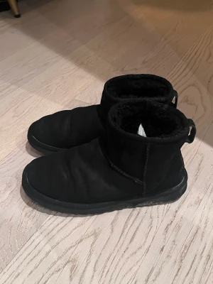 UGGS - Svarta låga Uggs i Storlek. 38! Lite smutsiga men går lätt att göra rent/mycket finare!