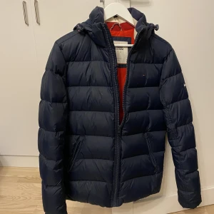 Tommy hilfiger dunjacka - Dunjacka från märket Tommy hilfiger. Jackan är i storlek S och är i fint men använt skick!