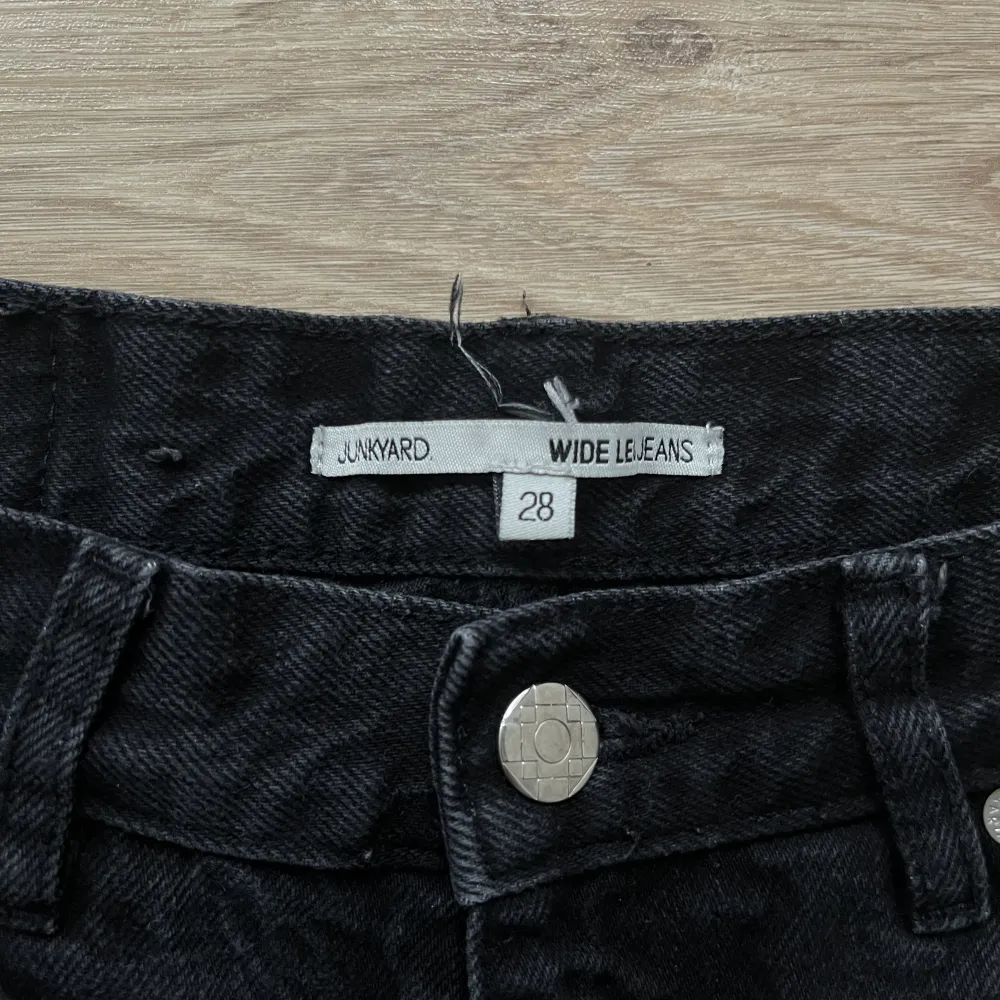 Ett par svarta jeans från Junkyard! Bra skick.. Jeans & Byxor.