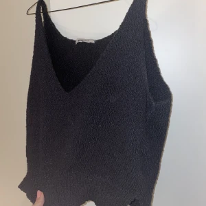 Svart virkad topp - Säljer denna fina virkade toppen💗 kommer dock inte till användning längre