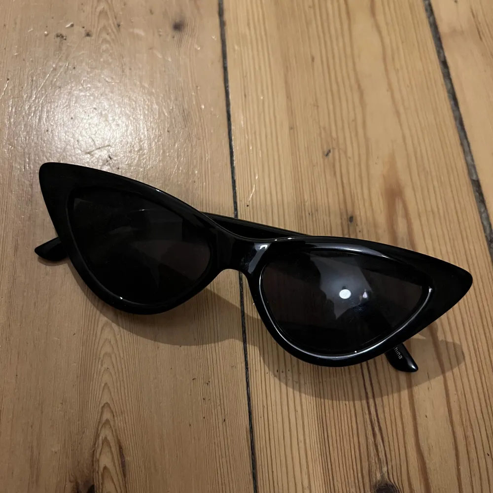 Solglasögon från NA-KD. Accessoarer.
