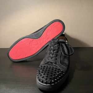 Christian Louboutin Size: 45,5 - WTS Svarta Loubs Size: 45,5 Condition: 8/10  BID: 3000 BIN: 3900