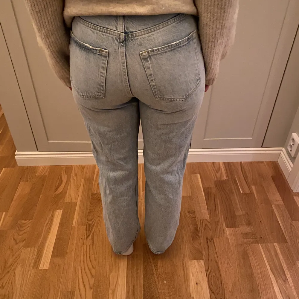 Säljer mina 90s perfect jeans från Gina Tricot. Välanvända men i bra skick. Nypris:599kr❤️‍🔥. Jeans & Byxor.